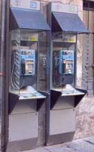 Ejemplo de cabinas telefónicas trasladadas a una calle cercana de una plaza principal de Cuenca que ha suprimido las cabinas de las plazas situadas dentro de la ciudad protegida declarada Patrimonio de la Humanidad.